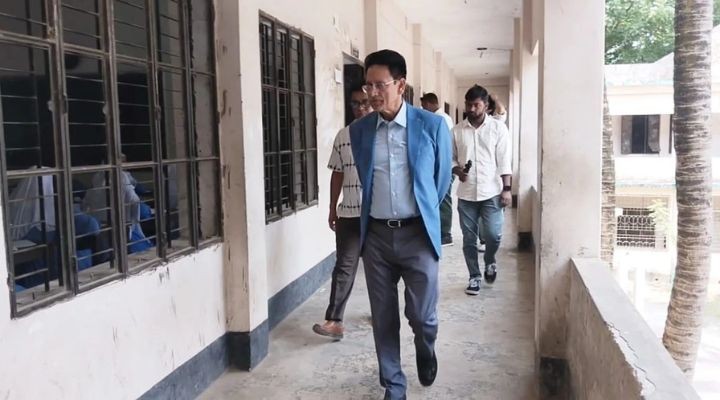 মানিকগঞ্জে এসএসসি পরীক্ষাকেন্দ্রে আকস্মিক পরিদর্শনে শিক্ষামন্ত্রী